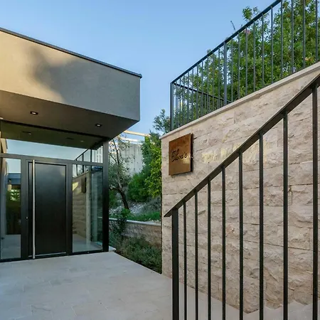 Willa Heavenly Dubrovnik 5 Bedrooms Waterfront 1 Magnificent